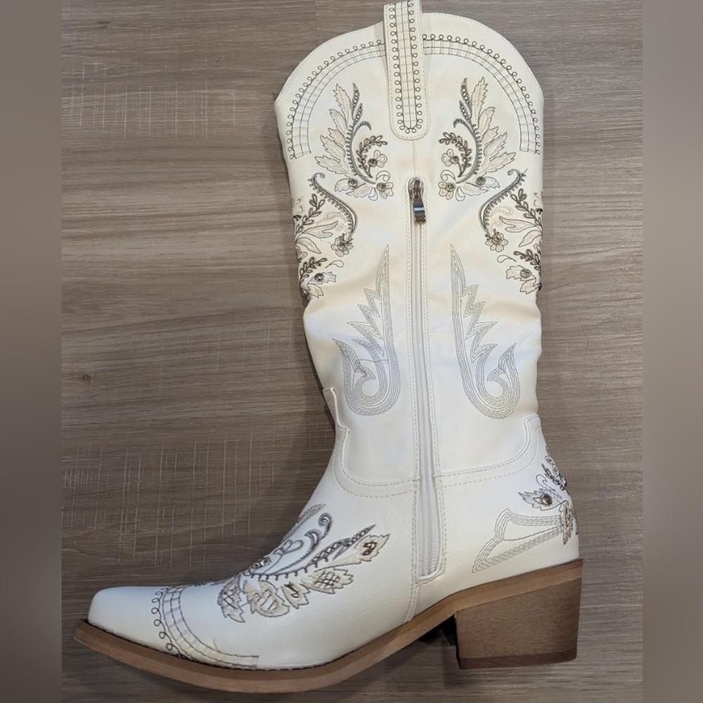 White rhinestone embroidered cowgirl Sz 6
